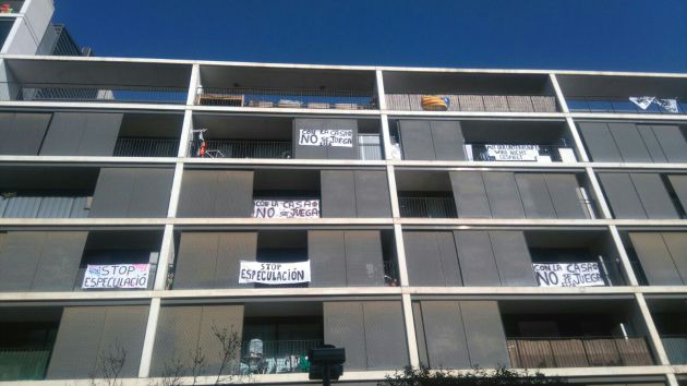 Pancartas en los balcones del bloque afectado de la Avenida de Barcelona de Sant Joan Despí Pancartas en los balcones del bloque afectado de la Avenida de Barcelona de Sant Joan Despí