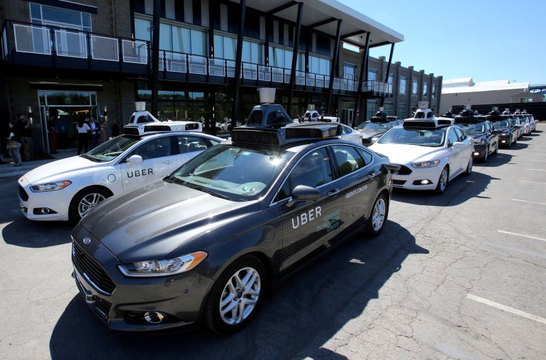 Flota de los vehículos sin conductor de Uber durante una exhibición en Pittsburgh, Pennsylvania Flota de los vehículos sin conductor de Uber durante una exhibición en Pittsburgh, Pennsylvania