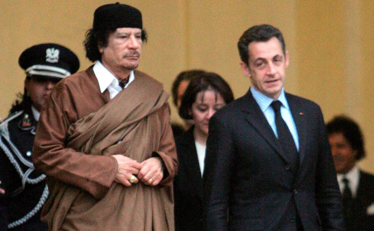 Fotografía de archivo fechada el 10 de diciembre de 2007 que muestra al entonces presidente francés, Nicolas Sarkozy (d), y al líder libio Muamar Gadafi durante una reunión en el Palacio del Elíseo, en París Fotografía de archivo fechada el 10 de diciembre de 2007 que muestra al entonces presidente francés, Nicolas Sarkozy (d), y al líder libio Muamar Gadafi durante una reunión en el Palacio del Elíseo, en París