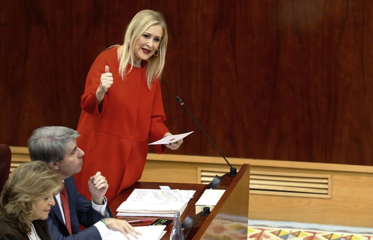 La presidenta de la Comunidad de Madrid, Cristina Cifuentes (d), durante su intervención en la sesión de control al Gobierno en la Asamblea de Madrid La presidenta de la Comunidad de Madrid, Cristina Cifuentes (d), durante su intervención en la sesión de control al Gobierno en la Asamblea de Madrid