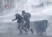 Miles de franceses marchan contra las reformas de Emmanuel Macron