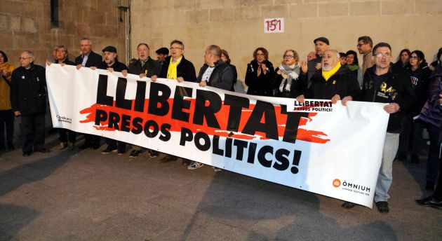 Representants de l'ANC i Òmnium i de partits polítics, encapçalant la pancarta en la concentració a Lleida Representants de l'ANC i Òmnium i de partits polítics, encapçalant la pancarta en la concentració a Lleida
