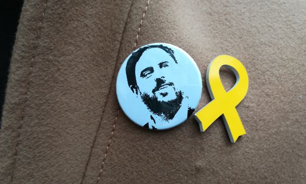 Chapa con la cara de Junqueras en la solapa del abrigo de Gabriel Rufián Chapa con la cara de Junqueras en la solapa del abrigo de Gabriel Rufián