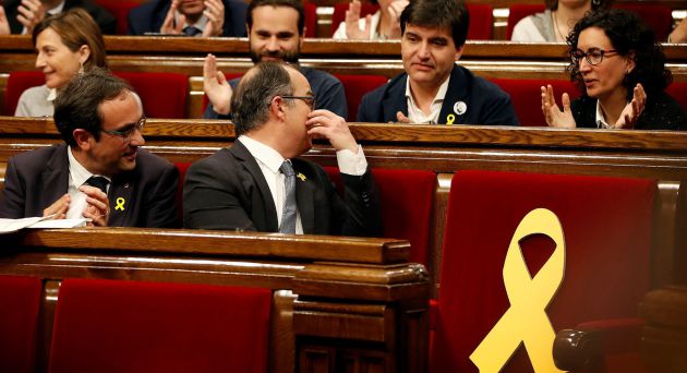 Jordi Turull (2i) habla con Marta Rovira (d) de ERC ayer en el Parlament Jordi Turull (2i) habla con Marta Rovira (d) de ERC ayer en el Parlament