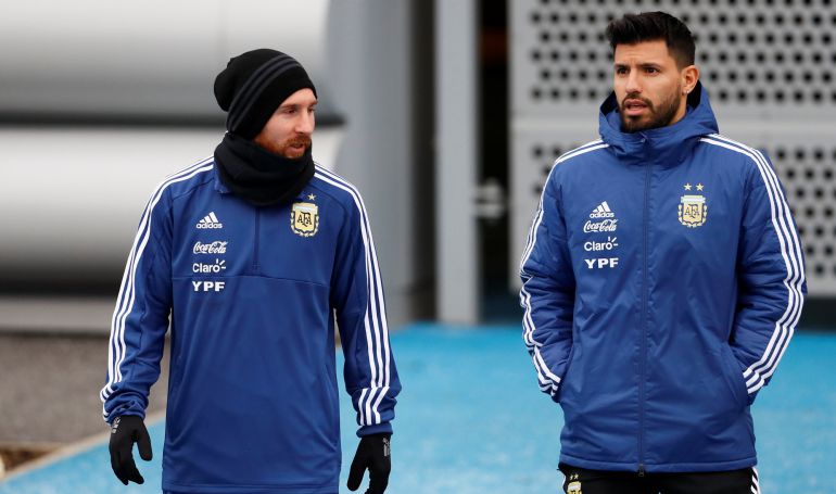 Messi y Agüero, en un entrenamiento con Argentina. Messi y Agüero, en un entrenamiento con Argentina.