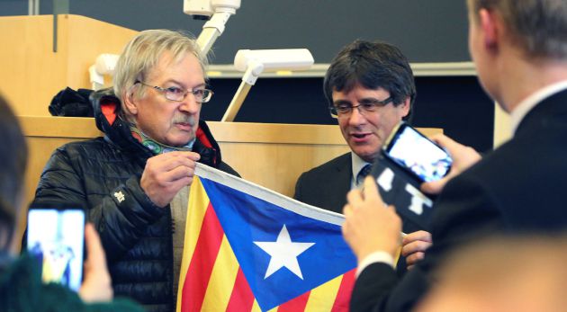 Puigdemont posa con simpatizantes en la Universidad de Helsinki, Puigdemont posa con simpatizantes en la Universidad de Helsinki,