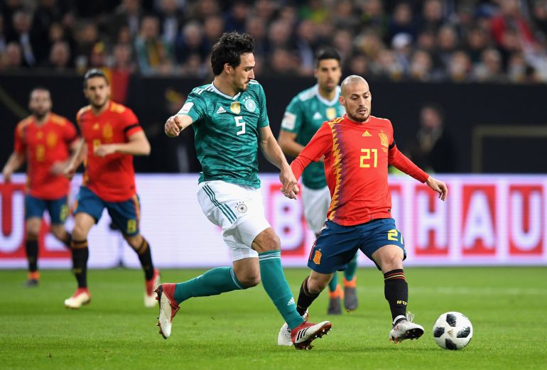 Silva y Hummels pugnan por una pelota Silva y Hummels pugnan por una pelota