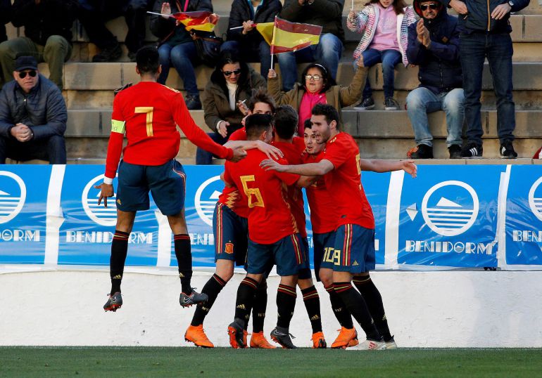 Los jugadores españoles celebran el primero de los goles Los jugadores españoles celebran el primero de los goles