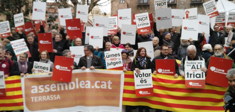 Decenas de personas apoyan a Homs hace un año antes del juicio en Madrid Decenas de personas apoyan a Homs hace un año antes del juicio en Madrid