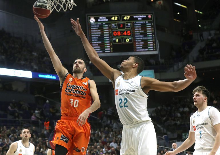 Joan Sastre anota ante Tavares Joan Sastre anota ante Tavares