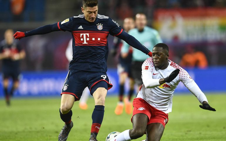 Lewandowski se marcha de un rival del RB Leipzig Lewandowski se marcha de un rival del RB Leipzig