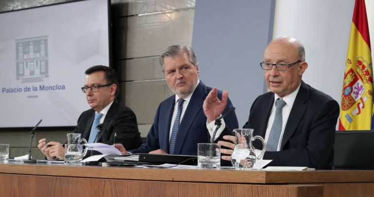El ministro de Economía Román Escolano (i), El ministro Portavoz Iñigo Méndez de Vigo (c), y el ministro de Hacienda Cristóbal Montoro, durante la rueda de prensa posterior al Consejo de Ministros, celebrado en el Palacio de La Moncloa El ministro de Economía Román Escolano (i), El ministro Portavoz Iñigo Méndez de Vigo (c), y el ministro de Hacienda Cristóbal Montoro, durante la rueda de prensa posterior al Consejo de Ministros, celebrado en el Palacio de La Moncloa