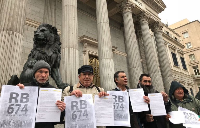 Integrantes del colectivo Marcha Básica, frente al Congreso Integrantes del colectivo Marcha Básica, frente al Congreso