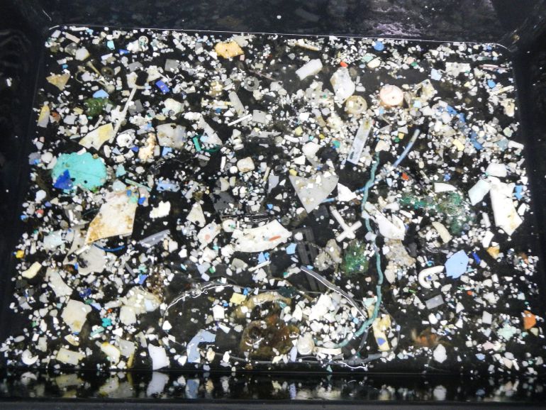 Bolsas de plástico y basura depositada en la conocida como la Gran Mancha de Basura del Pacífico, un enorme depósito de plástico flotante ubicada entre Hawai y California, en Estados Unidos. Bolsas de plástico y basura depositada en la conocida como la Gran Mancha de Basura del Pacífico, un enorme depósito de plástico flotante ubicada entre Hawai y California, en Estados Unidos.