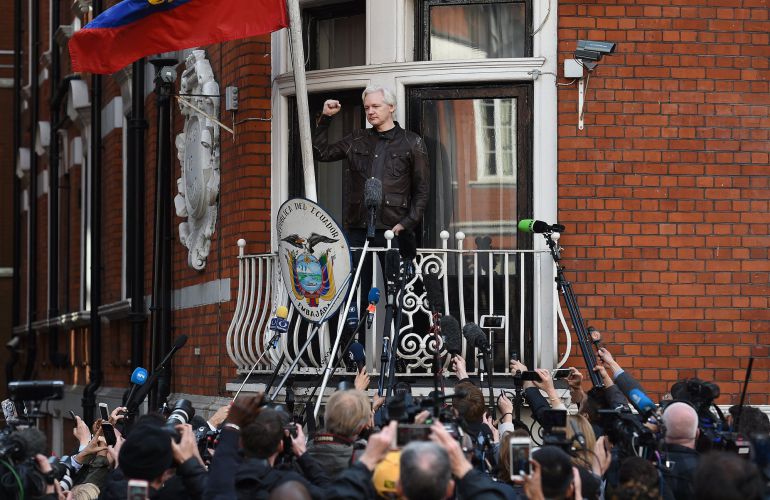Fotografía de archivo del 19 de mayo del 2017 que muestra al fundador de Wikileaks, Julian Assange, mientras comparece ante los medios Fotografía de archivo del 19 de mayo del 2017 que muestra al fundador de Wikileaks, Julian Assange, mientras comparece ante los medios