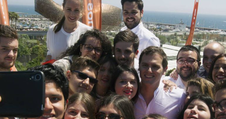 Albert Rivera se hace una foto con varios jóvenes acompañado por Melisa Rodriguez, secretaria de Juventud de Cs, y Fernando de Páramo, secretario de Comunicación del partido Albert Rivera se hace una foto con varios jóvenes acompañado por Melisa Rodriguez, secretaria de Juventud de Cs, y Fernando de Páramo, secretario de Comunicación del partido