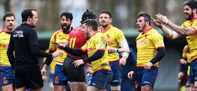 Los jugadores españoles rodean al árbitro Iordachescu para pedirle explicaciones Los jugadores españoles rodean al árbitro Iordachescu para pedirle explicaciones