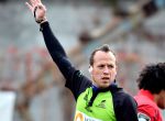 El colegiado de rugby rumano Vlad Iordachescu arbitra el partido disputado entre el CSM Olimoia Bucharest y el CSA Steaua Bucharest en el estadio Florea Dumitrache de Bucharest, Rumanía, el 29 de octubre del 2014. La Federación Rumana de Rugby (FRR) justificó este miércoles la sustitución de Vlad Ioardeschu como árbitro del duelo de cuartos de final de la 'Challenge Cup' entre el Pau y el Stade Francais por "motivos de seguridad", dado que lo disputarán jugadores españoles y la cercanía geográfica de España. EFE/Razvan Pasarica
