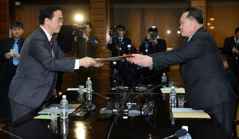 El ministro de Unificación surcoreano, Cho Myoung-gyon (izq), y el jefe de la Agencia Norcoreana para Asuntos con el Sur, Ri Son-gwon, se intercambian una declaración conjunta al finalizar una reunión de alto nivel en la localidad fronteriza de Panmunjom, El ministro de Unificación surcoreano, Cho Myoung-gyon (izq), y el jefe de la Agencia Norcoreana para Asuntos con el Sur, Ri Son-gwon, se intercambian una declaración conjunta al finalizar una reunión de alto nivel en la localidad fronteriza de Panmunjom,
