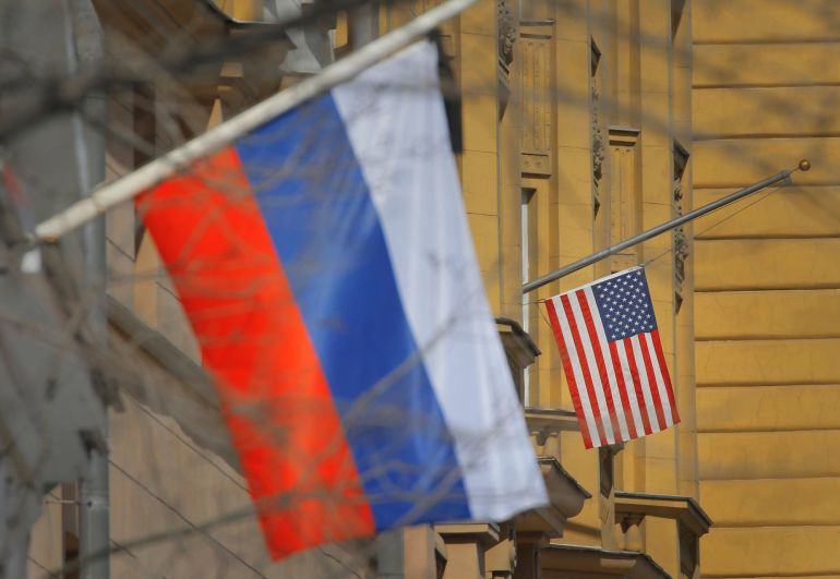 La bandera rusa y la estadounidense ondean en la Embajada estadounidense en Moscú (Rusia) La bandera rusa y la estadounidense ondean en la Embajada estadounidense en Moscú (Rusia)