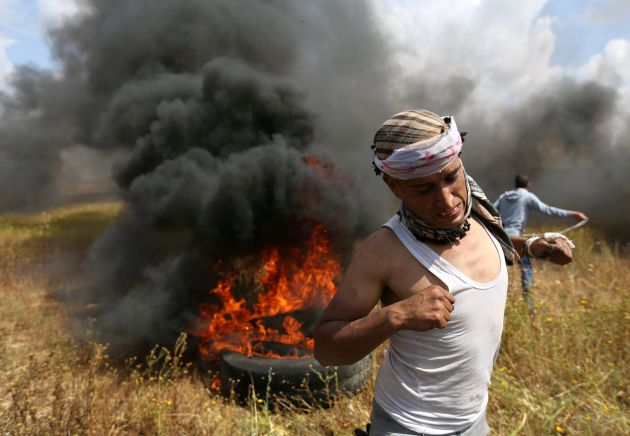 Un palestino corre durante los enfrentamientos con soldados de Israel Un palestino corre durante los enfrentamientos con soldados de Israel