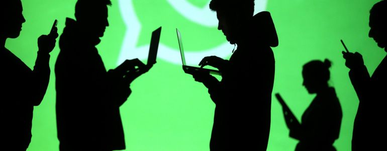 Usuarios de ordenador y móvil. Usuarios de ordenador y móvil.