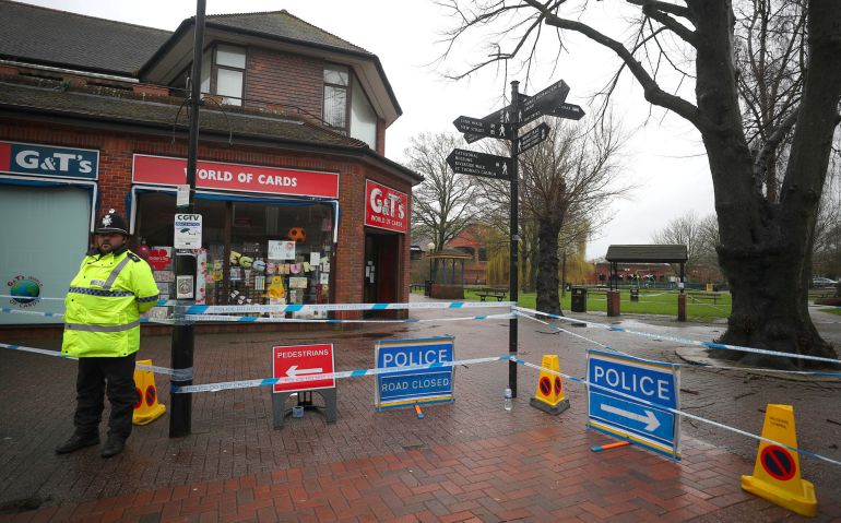 la policia sigue protegiendo con un cordon aislante el centro de Salisbury donde se produjo el envenenamiento del ex espia Skripal y su hija. la policia sigue protegiendo con un cordon aislante el centro de Salisbury donde se produjo el envenenamiento del ex espia Skripal y su hija.