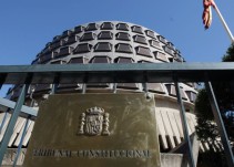 El Gobierno le sube el sueldo al presidente del Constitucional un 13%