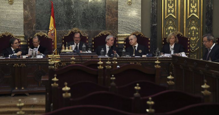 De izquierda a derecha los magistrados del Tribunal Supremo, Andrés Palomo, Miguel Colmenero, Andrés Martínez arrieta, Jose Ramón Verdugo, y Pablo Llarena, que hoy revisan la sentencia del Tribunal Superior de Justicia de Valencia (TSJV). De izquierda a derecha los magistrados del Tribunal Supremo, Andrés Palomo, Miguel Colmenero, Andrés Martínez arrieta, Jose Ramón Verdugo, y Pablo Llarena, que hoy revisan la sentencia del Tribunal Superior de Justicia de Valencia (TSJV).