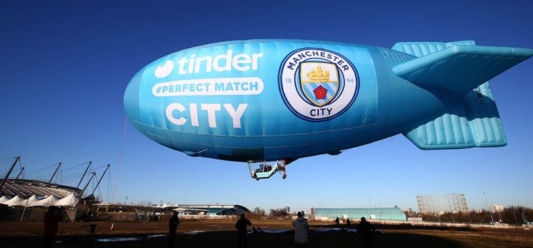El zeppelin con el que el Manchester City ha anunciado su patrocinio con Tinder El zeppelin con el que el Manchester City ha anunciado su patrocinio con Tinder
