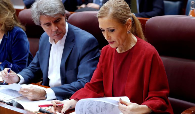 La presidenta de la Comunidad de Madrid, Cristina Cifuentes, conversa con el vicepresidente, Ángel Garrido, a su llegada al pleno de la Asamblea de Madrid. La presidenta de la Comunidad de Madrid, Cristina Cifuentes, conversa con el vicepresidente, Ángel Garrido, a su llegada al pleno de la Asamblea de Madrid.