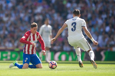 Fernando Torres y Pepe durante un encuentro entre el Atlético de Madrid y el Real Madrid. Fernando Torres y Pepe durante un encuentro entre el Atlético de Madrid y el Real Madrid.