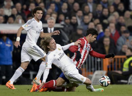 Diego Costa y Luka Modric pugnan por un balón durante el encuentro entre el Atlético de Madrid y el Real Madrid. Diego Costa y Luka Modric pugnan por un balón durante el encuentro entre el Atlético de Madrid y el Real Madrid.