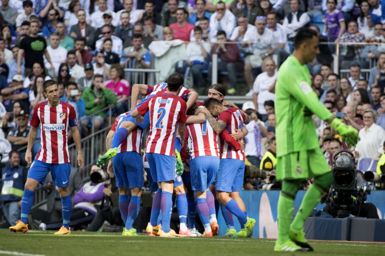 Los jugadores del Atlético de Madrid celebran un gol en el Bernabéu. Los jugadores del Atlético de Madrid celebran un gol en el Bernabéu.