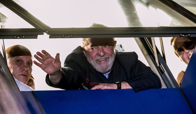 El expresidente brasileño Luiz Inacio Lula da Silva saluda a los militantes del Partido de los Trabajadores (PT) en la sede del sindicato metalúrgico en Sao Bernando do Campo (Brasil). El expresidente brasileño Luiz Inacio Lula da Silva saluda a los militantes del Partido de los Trabajadores (PT) en la sede del sindicato metalúrgico en Sao Bernando do Campo (Brasil).