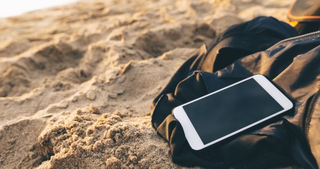 Evita dejar el teléfono móvil expuesto al sol. Evita dejar el teléfono móvil expuesto al sol.