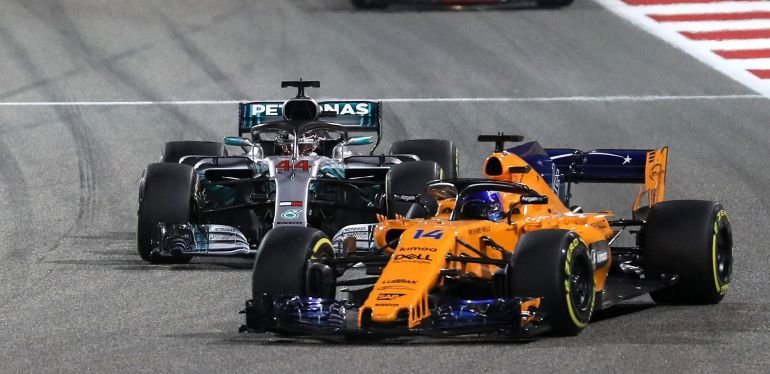 Fernando Alonso defiende su posición frente a Hamilton en las primeras vueltas de la carrera. Fernando Alonso defiende su posición frente a Hamilton en las primeras vueltas de la carrera.