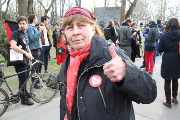 Eva, de 55 años, reparte estos pasquines, pero también otros que informan sobre la manipulación de la prensa Eva, de 55 años, reparte estos pasquines, pero también otros que informan sobre la manipulación de la prensa
