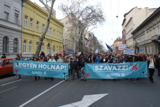 Escoltados por la policía, en su camino hacia a la plaza de la Libertad Escoltados por la policía, en su camino hacia a la plaza de la Libertad