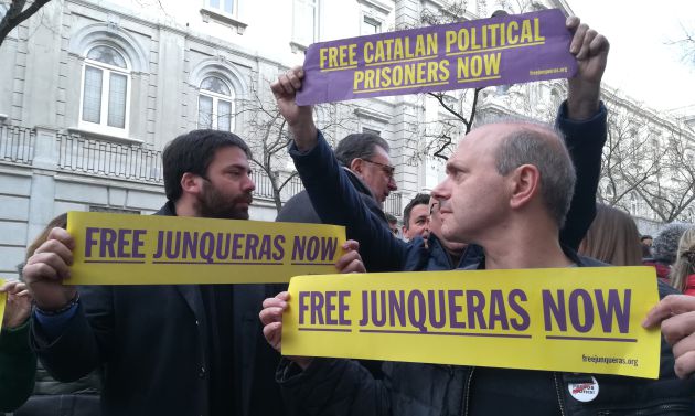 Manifestantes a las puertas del Tribunal Supremo Manifestantes a las puertas del Tribunal Supremo