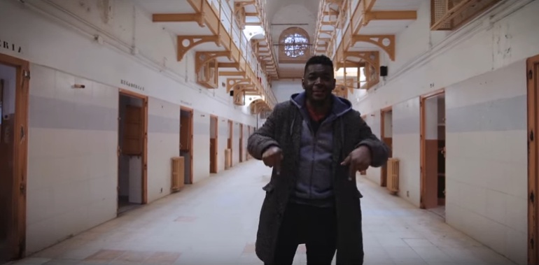 Captura de un momento del vídeo grabado en la cárcel Modelo de Barcelona para apoyar a los raperos encausados Captura de un momento del vídeo grabado en la cárcel Modelo de Barcelona para apoyar a los raperos encausados