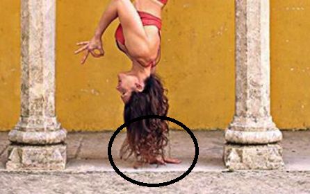 La profesional del yoga, Riva G., realizando una acrobacia de esta disciplina. La profesional del yoga, Riva G., realizando una acrobacia de esta disciplina.