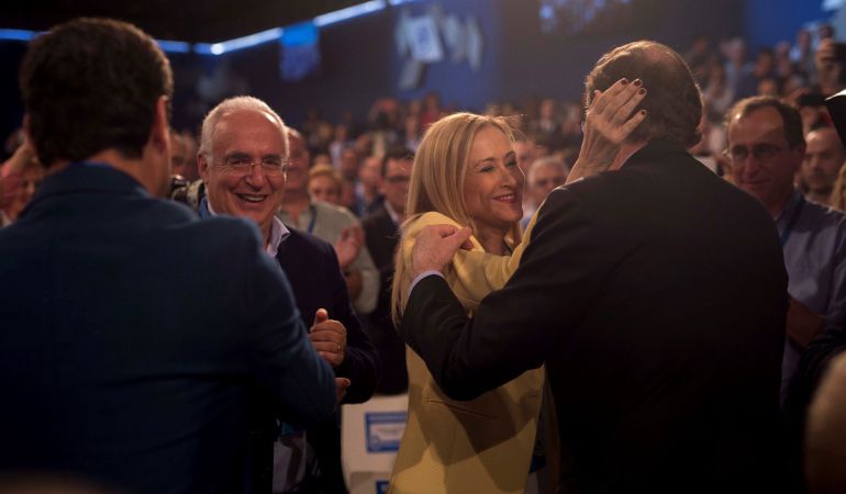 El presidente del Gobierno, Mariano Rajoy (d), saluda a la presidenta de la Comunidad de Madrid, Cristina Cifuentes, a su llegada esta tarde a la Convención Nacional del partido que se celebra este fin de semana en Sevilla. El presidente del Gobierno, Mariano Rajoy (d), saluda a la presidenta de la Comunidad de Madrid, Cristina Cifuentes, a su llegada esta tarde a la Convención Nacional del partido que se celebra este fin de semana en Sevilla.