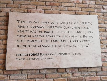 Cita de Geogre Soros a la entrada de la Universidad Cita de Geogre Soros a la entrada de la Universidad