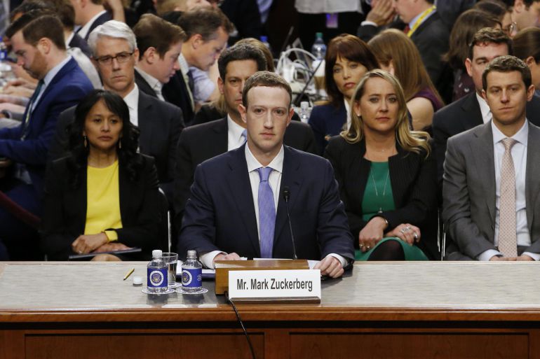 El presidente y fundador del gigante tecnológico Facebook, Mark Zuckerberg (c), testifica ante el Comité Senatorial de Comercio, Ciencia y Transporte y el Comité Judicial del Senado, en Washington El presidente y fundador del gigante tecnológico Facebook, Mark Zuckerberg (c), testifica ante el Comité Senatorial de Comercio, Ciencia y Transporte y el Comité Judicial del Senado, en Washington
