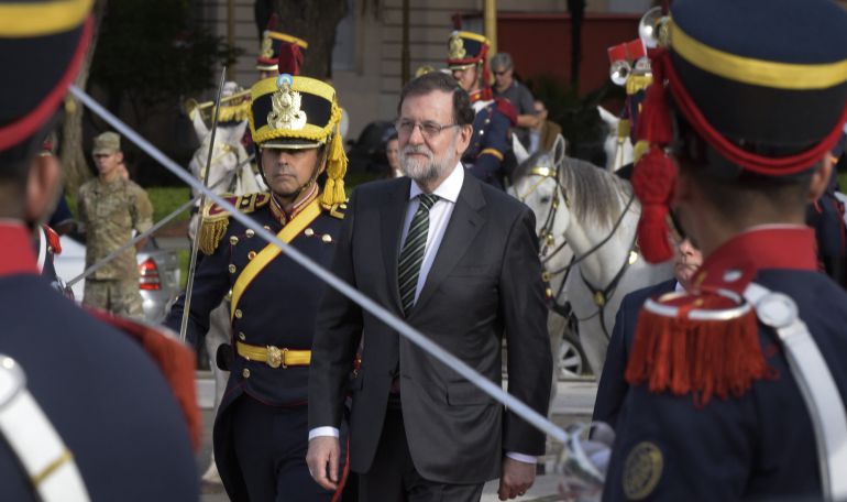 El presidente Mariano Rajoy, durante el recibimiento en una plaza de Buenos Aires El presidente Mariano Rajoy, durante el recibimiento en una plaza de Buenos Aires