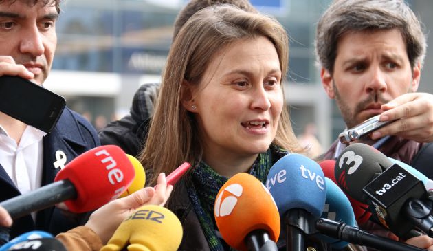 La consellera cessada Serret en una atenció als mitjans a Brussel·les el 9 d'abril La consellera cessada Serret en una atenció als mitjans a Brussel·les el 9 d'abril