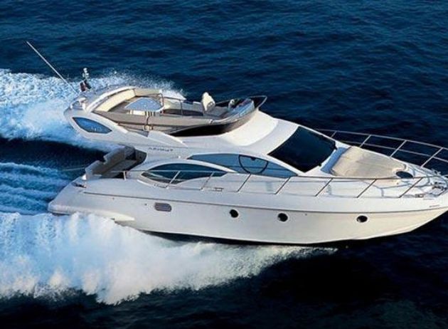 Crucero en yate privado a motor privado en Santorini. Crucero en yate privado a motor privado en Santorini.