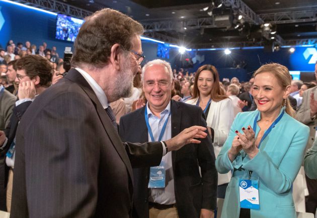 Mariano Rajoy saluda a Cristina Cifuentes, en la clausura de la Convención Nacional del PP de Sevilla. Mariano Rajoy saluda a Cristina Cifuentes, en la clausura de la Convención Nacional del PP de Sevilla.