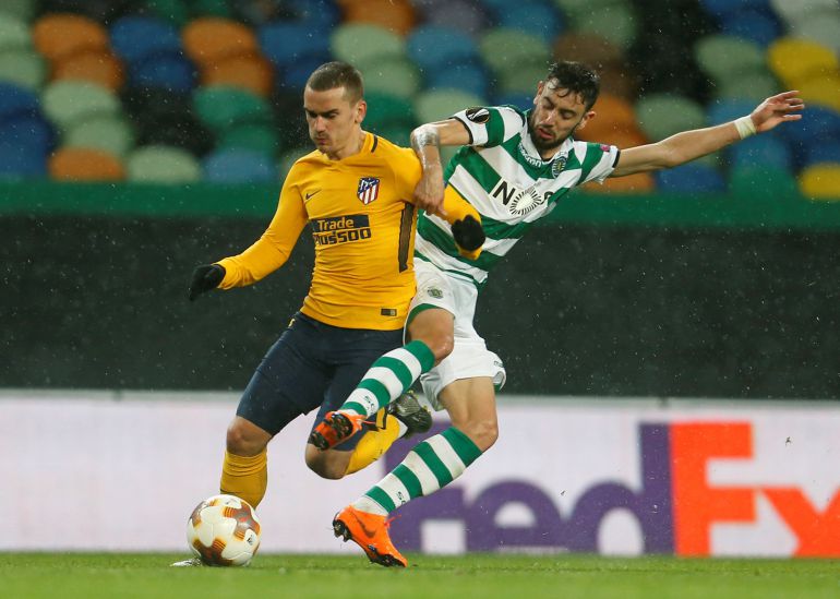 Antoine Griezmann disputa un balón durante el encuentro entre el Sporting de Lisboa y el Atlético de Madrid. Antoine Griezmann disputa un balón durante el encuentro entre el Sporting de Lisboa y el Atlético de Madrid.